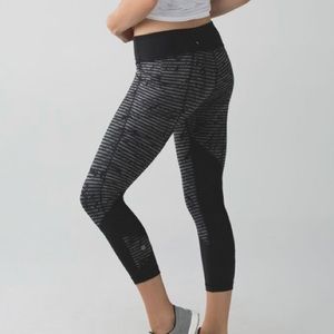 Lululemon pace rival grey-black stripe size 6